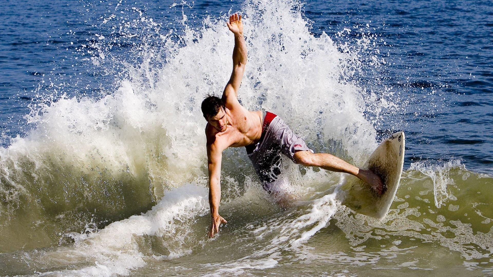 All in Red！拜仁发起红色浪潮号召，欧冠决战皇马球迷看台变身红海