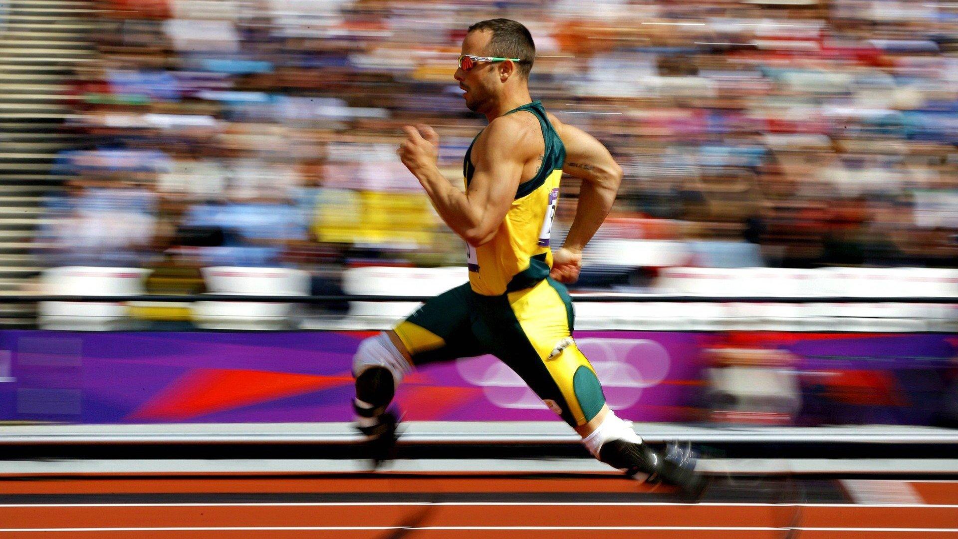 胡荷韬遭严重犯规被救护车送离场，体育精神再引热议