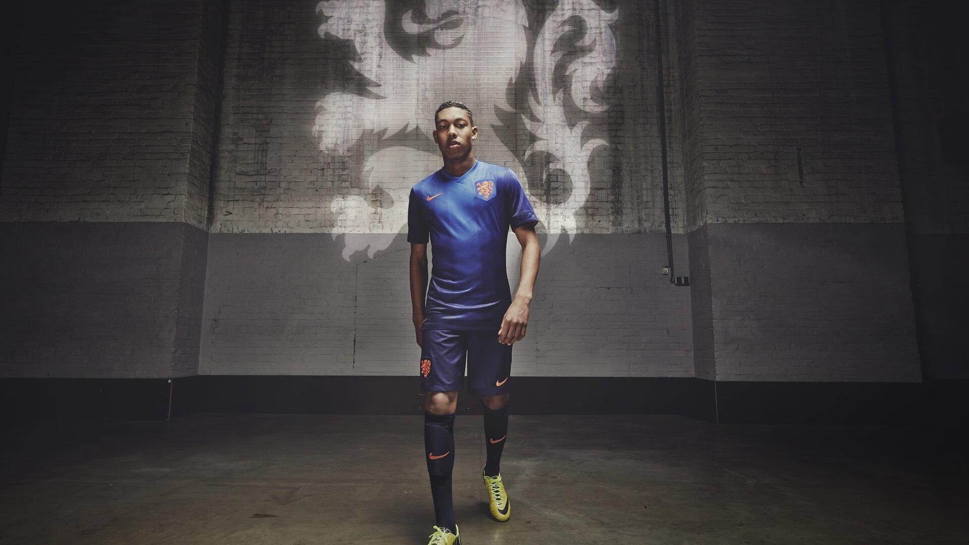 启程前往美国！韩媒，孙兴慜即将离开韩国，他在机场为粉丝签名